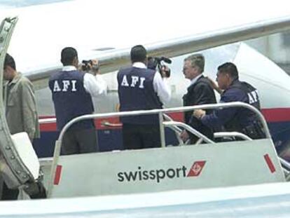 Cavallo (a la derecha), ayer en el aeropuerto de México, es introducido en el avión para ser extraditado.