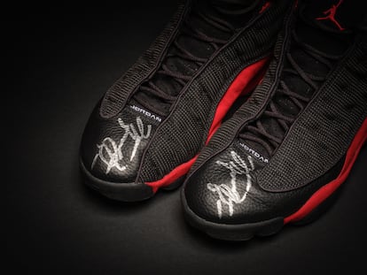 Zapatillas Air Jordan XIII, firmadas por Michael Jordan.