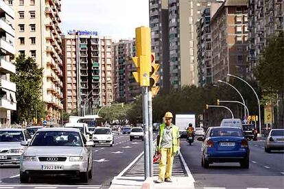 Primeros coches circulando por la avenida Meridiana ayer, tras reabrirse al tráfico.