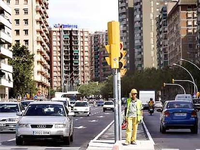 Primeros coches circulando por la avenida Meridiana ayer, tras reabrirse al tráfico.