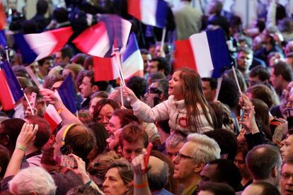 Partidarios de Emmanuel Macron celebran su triunfo y paso a la segunda vuelta.