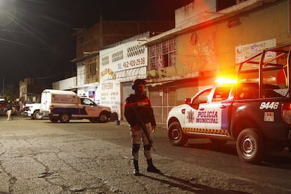 Miembros de la Guardia Nacional a las afueras del bar El Texano, en Irapuato, Guanajuato, en octubre de 2022.