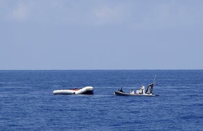 An Italian Navy RHIB (rigid hulled inflatable boat) from the ship Francesco Mimbelli approaches a rubber dinghy carrying migrants during a rescue operation off the coast of Libya August 6, 2015.  More than 200 migrants are feared to have drowned in the latest Mediterranean boat tragedy after rescuers saved over 370 people from a capsized boat thought to be carrying 600, the Italian coast guard indicated on Thursday. REUTERS/Darrin Zammit Lupi MALTA OUT. NO COMMERCIAL OR EDITORIAL SALES IN MALTA