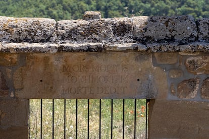 Entrada del cementerio de Lloberola (Lleida).
