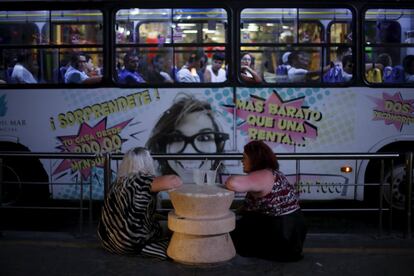 Tourists drink on a street in Cancun, October 12, 2015. Mexico will attract 30 million visitors this year, generating more than $17 billion in revenue, the government says, to resorts including Cancun, the nearby Riviera Maya, and Puerto Vallarta on the Pacific coast.  REUTERS/Edgard GarridoPICTURE 25 OF 34 FOR WIDER IMAGE STORY 'EARTHPRINTS: CANCUN'SEARCH 'EARTHPRINTS CANCUN' FOR ALL IMAGES 