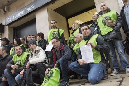 Los activistas se han concentrado frente a la entidad