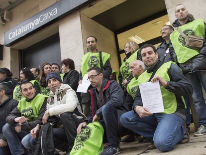 Los activistas se han concentrado frente a la entidad