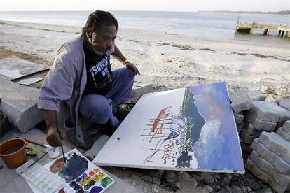 El artista Charoon Siyaphan pinta en la playa de Ban Nam, en la provincia de Phang Nga, en el sur de Tailandia.