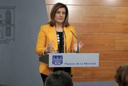 La ministra de Empleo y Seguridad Social, Fátima Báñez, en la rueda prensa tras la reunión que los representantes sindicales han mantenido hoy con el presidente del Gobierno, Mariano Rajoy, en el Palacio de La Moncloa para hablar de la próxima cumbre europea.
