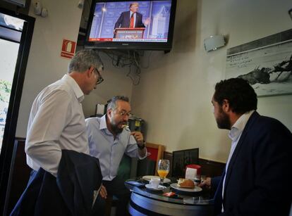 Garicano, Girauta (centro) y Gutiérrez desayunando antes de la reunion de la Ejecutiva anteayer.