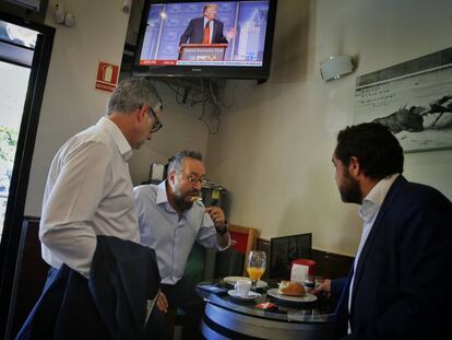 Garicano, Girauta (centro) y Guti&eacute;rrez desayunando antes de la reunion de la Ejecutiva anteayer.