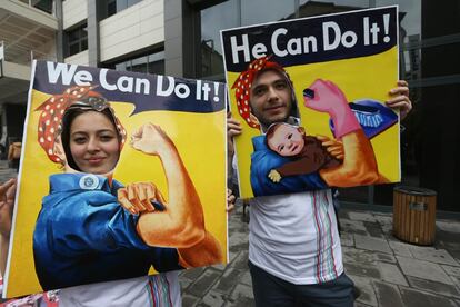 Una pareja en Ankara parodia la famosa campaña americana "We can do it! (¡podemos hacerlo!)". En la pancarta de él, puede leerse: "¡Él puede hacerlo!"