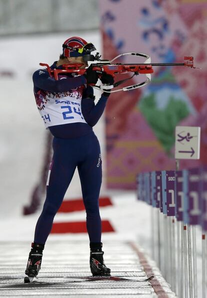 Bjoerndalen dispara durante la prueba de biatlón en los Juegos Olímpicos de Invierno de Sochi 2014.