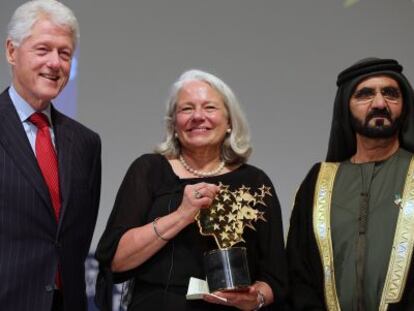 Nancie Atwell con Bill Clinton y Mohammed bin Rashid.