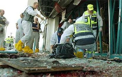 Los equipos de rescate recuperan los restos mortales de las víctimas tras el atentado suicida en un centro comercial de Afula, al norte de Israel.
/ ASSOCIATED PRESS