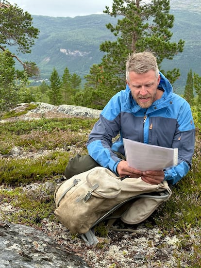 Benny Sætermo lee uno de sus poemas, en el parque de Saltfjellet-Svartisen, el pasado 1 de agosto.