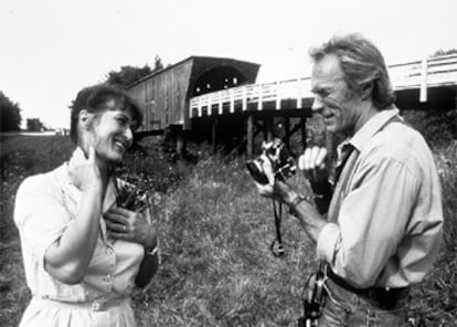 Meryl Streep con Clint Eastwood, en <i>Los puentes de Madison.</i>