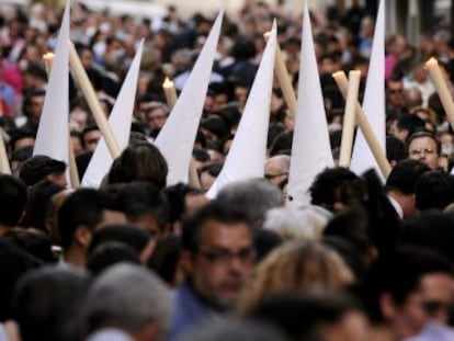 Una multitud sigue el paso de la Hermandad de Los Negritos, en Sevilla.