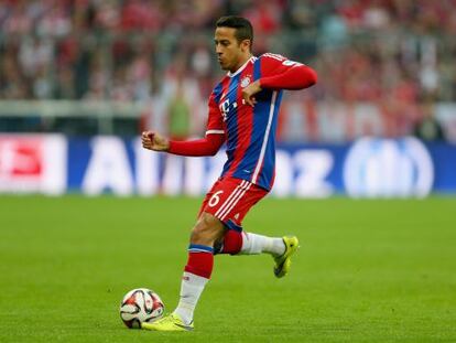 Thiago, en un partit de la Bundesliga a l'Allianz Arena.