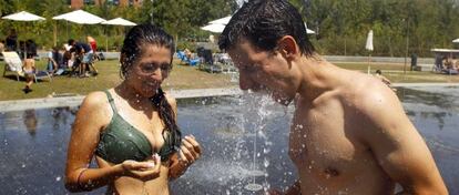 Dos jóvenes en las fuentes de Madrid Río, la semana pasada.