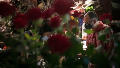 SIgnatures de llibres entre roses a Barcelona en un atípic Dia del Llibre i de la Rosa.