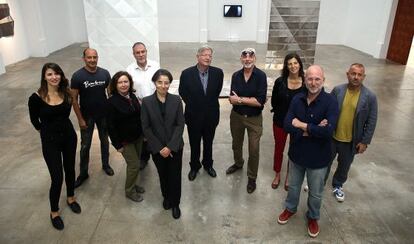 Ocho de los integrantes de Arte Último Alicante. La cuarta y el quinto por la izquierda son Guillermina Perales, comisaria, y Felipe Garín, director del Consoricio de Museos de la Comunitat Valenciana.