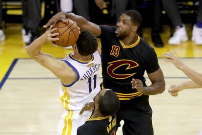 Tapón de Tristan Thompson a Klay Thompson.