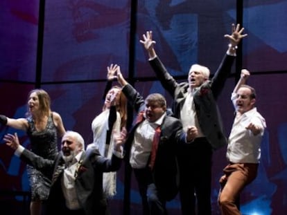 Ensayo de la obra &#039;V. A. Estell&eacute;s. Mural del teu poble&#039; en el teatro Rialto. 