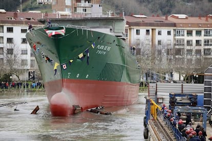 Momento de la botadura del atunero 'Playa de Ris' en los Astilleros Balenciaga en enero pasado.