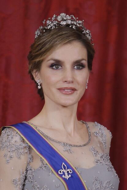 Letizia llev&oacute; en la cena de gala una diadema que fue de la reina Sof&iacute;a que la recibi&oacute; como regalo del gobierno espa&ntilde;ol.
  