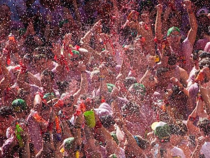 Los asistentes al Chupinazo de 2016, refrescados con agua lanzada desde los balcones de la plaza del Ayuntamiento de Pamplona.