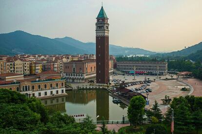Hangzhou, a vista de pájaro, exhibiendo su gran parecido con la plaza de San Marcos original. La Venecia china se encuentra a 200 kilómetros de Shanghái.