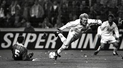 Prosinecki, en la ida de los cuartos de la Recopa de la temporada 93-94.