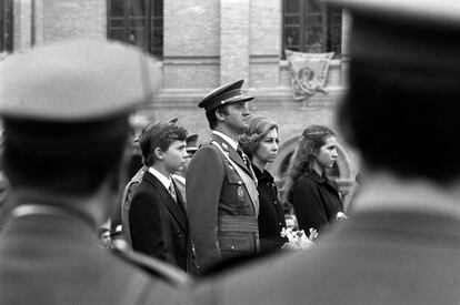 Los Reyes, con la infanta Elena y el príncipe Felipe, en un acto oficial días después del 23-F.
