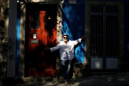 Jorge Salomão, poeta de 70 anos, posa para uma foto na porta de um bar do Rio de Janeiro. Ao ser perguntado sobre a Olimpíada, responde: “Estamos passando por tantos momentos difíceis que os Jogos Olímpicos trarão um momento de alegria e confraternização nessa cidade que é a mais bonita do mundo”.