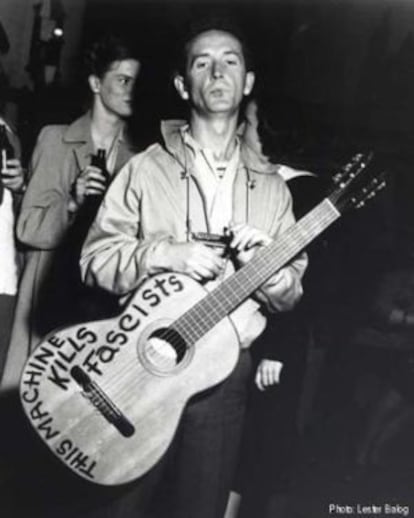 El músico estadounidense Woody Guthrie