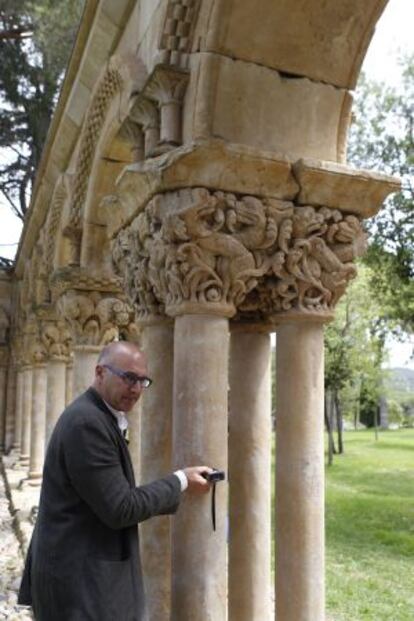 El profesor Boto, la única vez que se le ha permitido acceder a ver el claustro, en junio de 2012, durante la visita de la prensa.