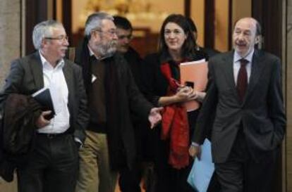 Los secretarios generales de CCOO, Ignacio Fernández Toxo (i), y de UGT, Cándido Méndez (2i), tras la reunión que mantuvieron con el secretario general del PSOE, Alfredo Pérez Rubalcaba (d), para analizar la situación económica y presentarle sus propuestas para salir de la crisis.