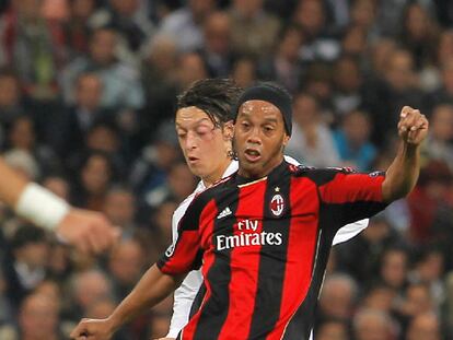 Ronaldinho, acosado por Özil.