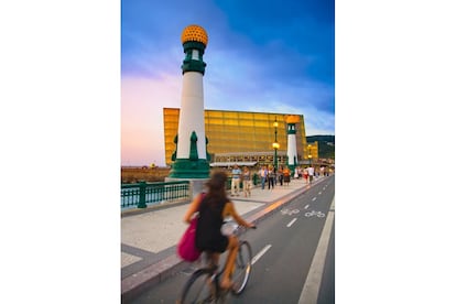 Carril bici frente al Kursaal de San Sebastián.