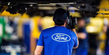 Un trabajador de la fábrica de Ford en Almussafes, Valencia.