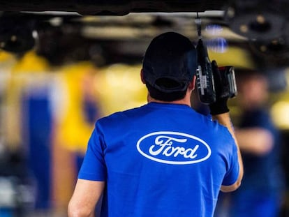 Un trabajador de la fábrica de Ford en Almussafes, Valencia.