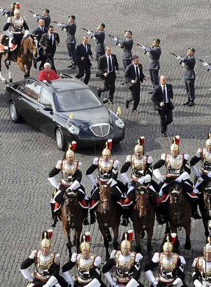 Llegada de Benedicto XVI al Quirinal (Roma) ayer para reunirse con el presidente italiano.
