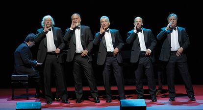 Tato Turano (al piano), Carlos López Puccio, Martín O’Connor, Jorge Maronna, Tomás Mayer-Wolf y Roberto Antier, representando la zarzuela 'Las majas del bergantín'