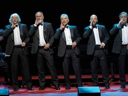 Tato Turano (al piano), Carlos López Puccio, Martín O’Connor, Jorge Maronna, Tomás Mayer-Wolf y Roberto Antier, representando la zarzuela 'Las majas del bergantín'