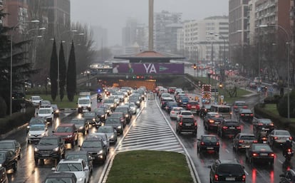 Atasco en el paseo de la Castellana a su paso por el tunel de Plaza de Castilla.