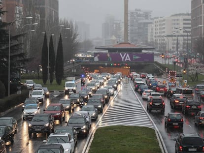 Atasco en el paseo de la Castellana a su paso por el tunel de Plaza de Castilla.