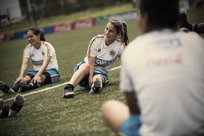 La futbolista Daniela Montoya (centro), en una concrentación previa al Mundial de Canadá 2015.