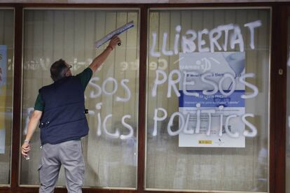 Pintades demanant la llibertat de Jordi Sànchez i Jordi Cuixart en una finestra de l'Agència Tributària a Terrassa.