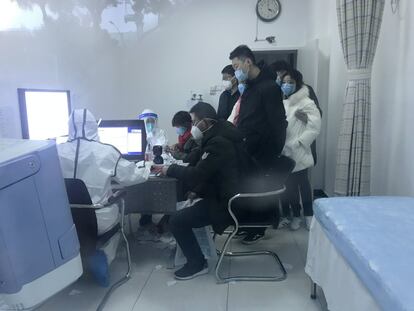 Los pacientes hacen fila para recibir tratamiento en el hospital Togji en Wuhan. 